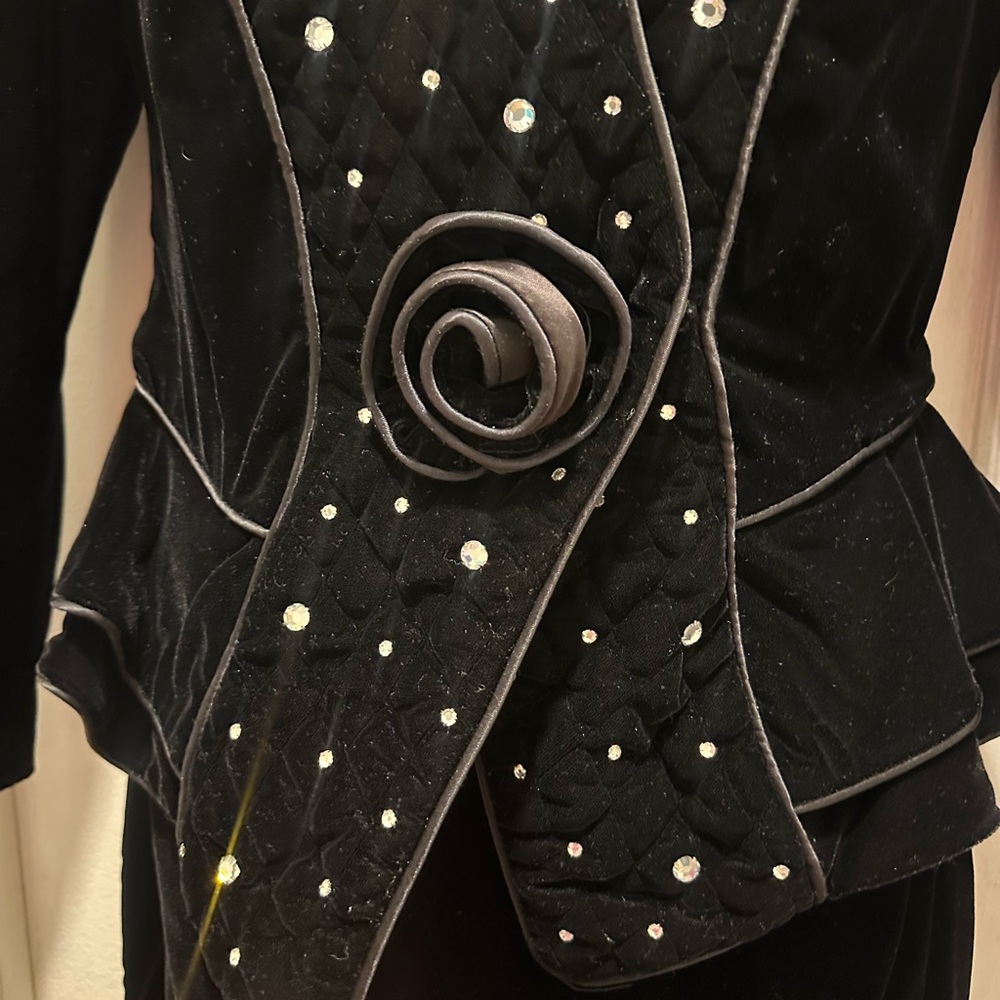 Vtg J.Harris Black Velvet Rhinestone Formal 2 Pc Suit Skirt & Keyhole Jacket 6 - Picture 2 of 16